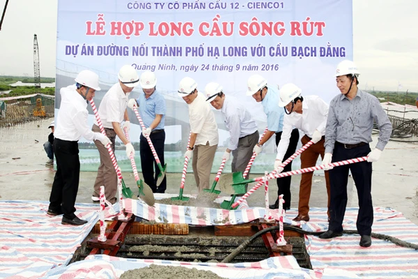 Hợp long cây cầu đầu tiên của cao tốc Hạ Long - Hải Phòng