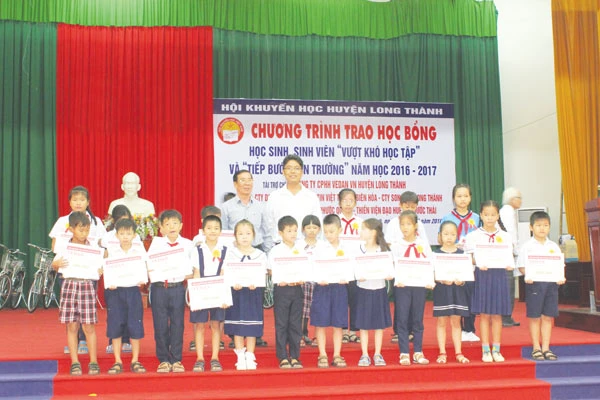 Công ty Vedan Việt Nam trao học bổng cho học sinh, sinh viên nghèo vượt khó năm 2016 huyện Long Thành - Đồng Nai