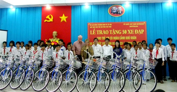 Tổ chức Vietnam Outreach (Úc) tặng quà, xe đạp cho học sinh nghèo,khuyết tật Trà Vinh