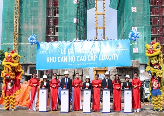 Đất Xanh cất nóc sớm khu căn hộ Luxcity