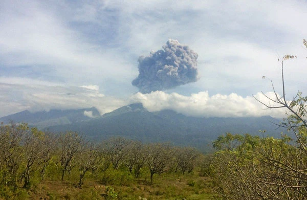 Núi lửa phun, Indonesia tìm kiếm hàng trăm du khách