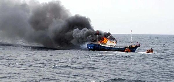 Tàu đánh cá Trung Quốc cháy ở biển Hàn Quốc, 3 ngư dân thiệt mạng