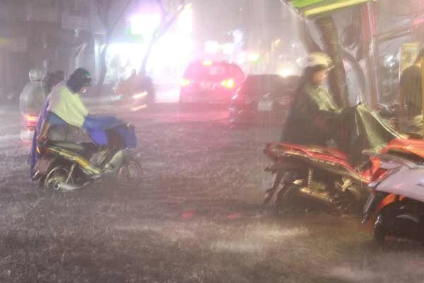 Áp thấp xuất hiện, các tỉnh Trung Trung Bộ tiếp tục mưa dông mạnh