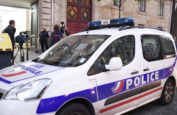 Kim Kardashian bị chĩa súng và cướp tại căn hộ ở Paris