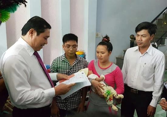 Đà Nẵng: Trẻ mới sinh được Chủ tịch UBND thành phố trao giấy khai sinh tại nhà