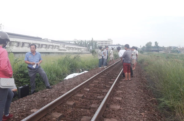 Một người đàn ông bị tàu cán chết thảm