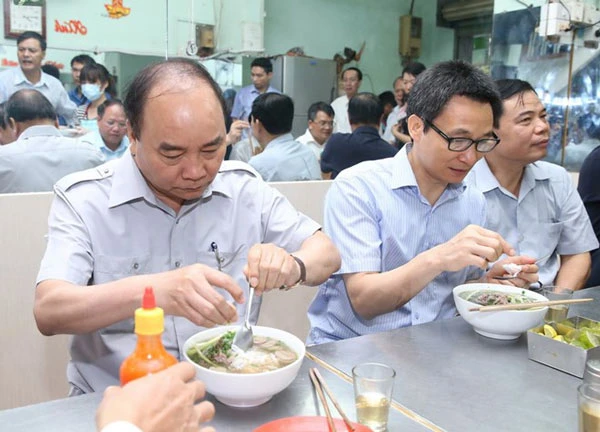 Thủ tướng Nguyễn Xuân Phúc kiểm tra đột xuất an toàn vệ sinh thực phẩm tại TPHCM