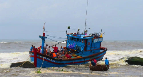 Nhiều tàu cá bị tai nạn khi ra vào cửa biển Mỹ Á