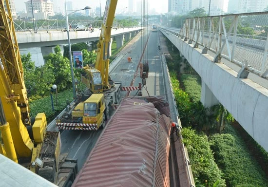 Container lật trên cầu Nguyễn Văn Cừ