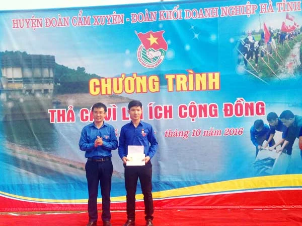 Trao huy hiệu "Tuổi trẻ dũng cảm" cho đoàn viên cứu sống 2 em nhỏ bị đuối nước