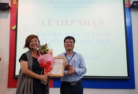 Quỹ Hoà bình Hàn - Việt trao tặng hiện vật cho Đà Nẵng
