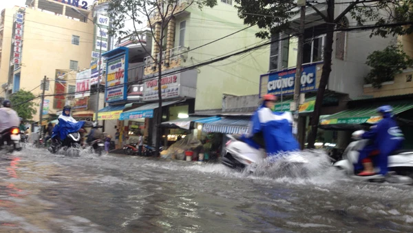 Cần Thơ: Mưa nhiều giờ, ngập trên diện rộng