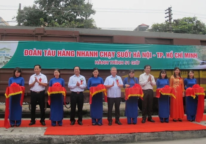 Khai trương tàu chở hàng Bắc - Nam nhanh nhất