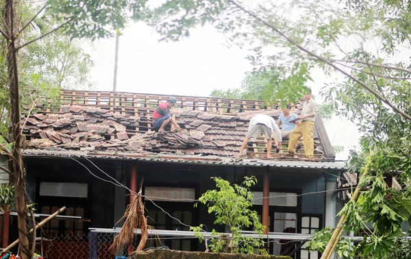 Quảng Trị: Mưa lớn, lốc xoáy ảnh hưởng nghiêm trọng đến đời sống người dân