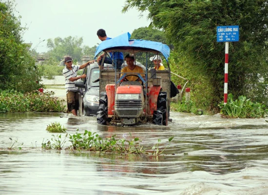 Nhiều địa phương ven sông Ô Lâu ngập sâu trong lũ