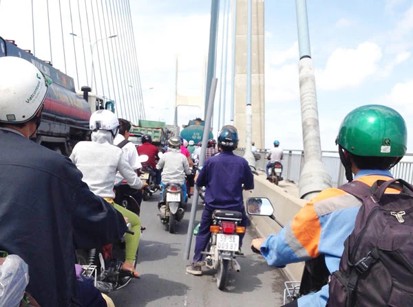 Xe tải giành đường xe máy trên cầu Phú Mỹ