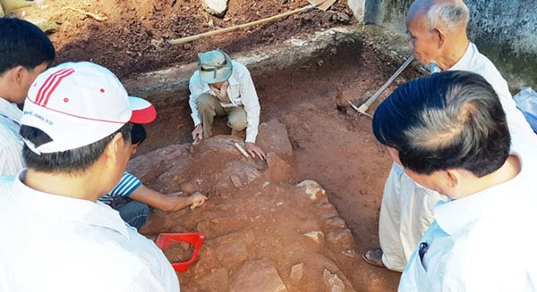 Thăm dò khảo cổ dấu vết lăng mộ vua Quang Trung tại Huế: Phát hiện nền đá dạng tường thành