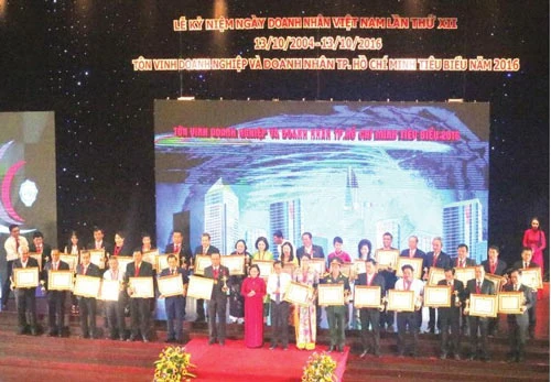 Lễ Tôn vinh Doanh nghiệp và Doanh nhân TPHCM tiêu biểu năm 2016