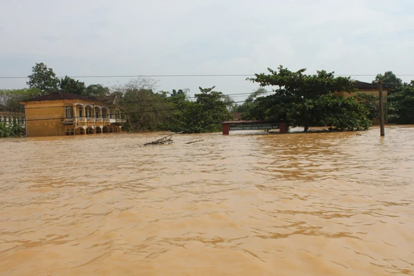 Hỗ trợ khẩn cấp cho dân vùng lũ miền Trung