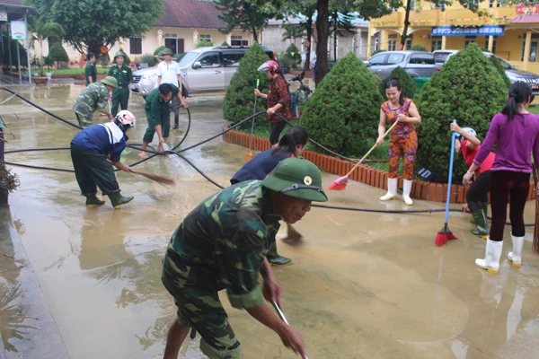 Hà Tĩnh: Nhiều xã vẫn ngập trong biển nước