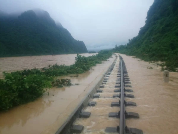 Quảng Bình: Đường sắt chưa thông, 14 người chết do lũ, vỡ đê và ngập lụt