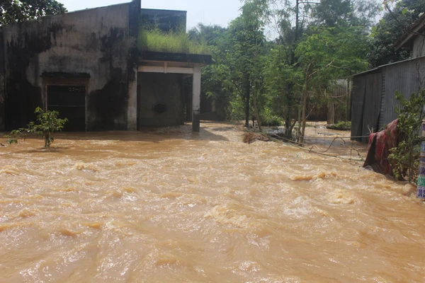 Lũ dâng cao, dân phải đu dây về nhà