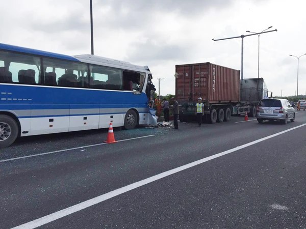 Tai nạn giữa xe khách và xe container trên cao tốc, 1 hành khách nguy kịch