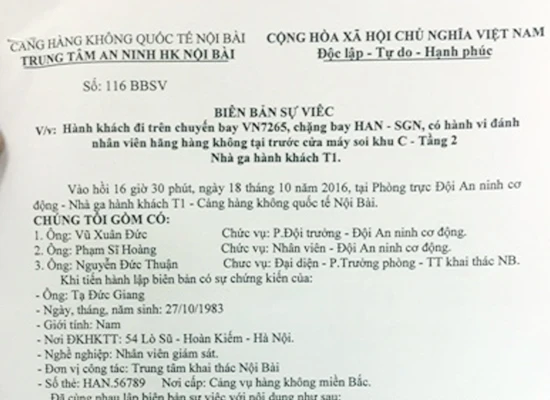 Hai khách nam đánh nữ nhân viên hàng không nhập viện