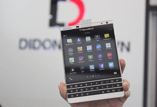 Sáng suốt trong "cơn sốt" BlackBerry Passport Silver Edition