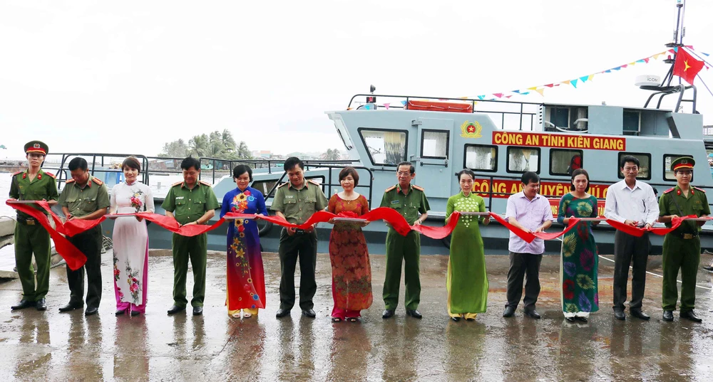 Công an huyện Phú Quốc tiếp nhận tàu tuần tra ven biển