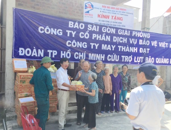 Báo SGGP trao 1.000 phần quà cho người dân vùng lũ Quảng Bình