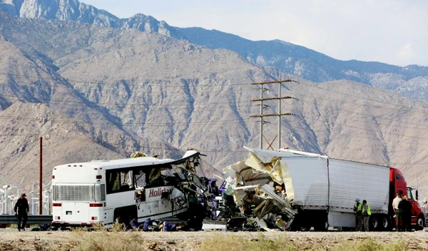 Xe buýt đâm đuôi xe container ở Mỹ, 13 người chết