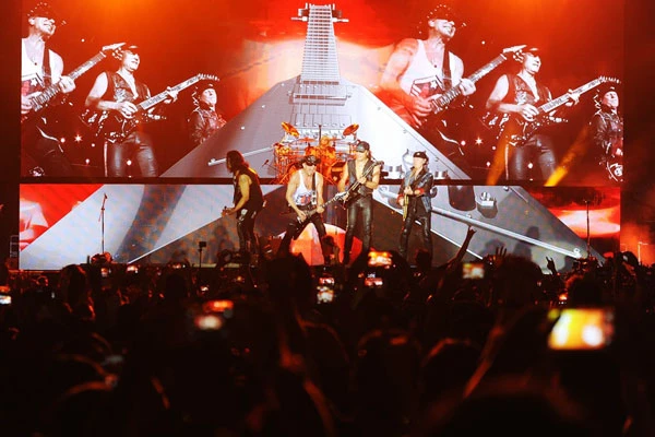 Scorpions “đốt cháy” hơn 10.000 khán giả tại Hà Nội