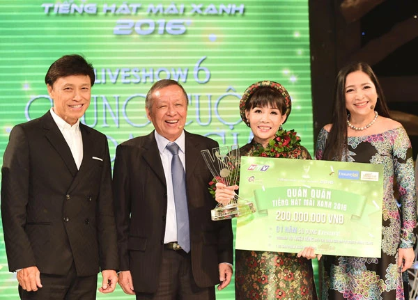 Nguyễn Thị Hồng Vân đăng quang "Tiếng hát mãi xanh 2016"