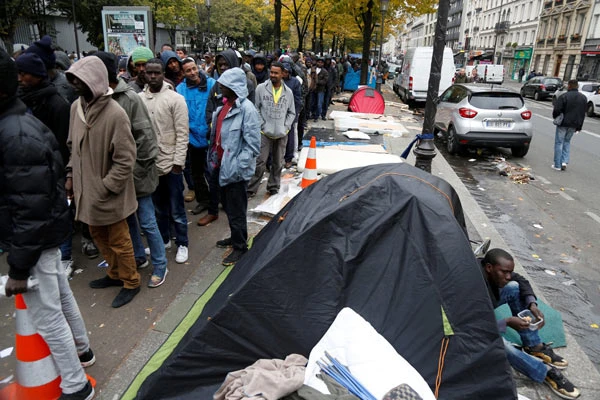 Paris tràn ngập người di cư