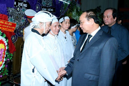 Thủ tướng Nguyễn Xuân Phúc viếng đồng chí Nguyễn Văn Chính