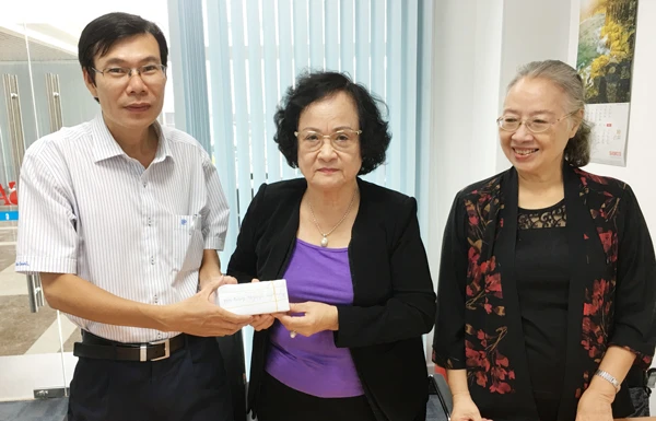 Gia đình bà Trần Thị Trung Chiến ủng hộ quỹ học bổng Nguyễn Văn Hưởng