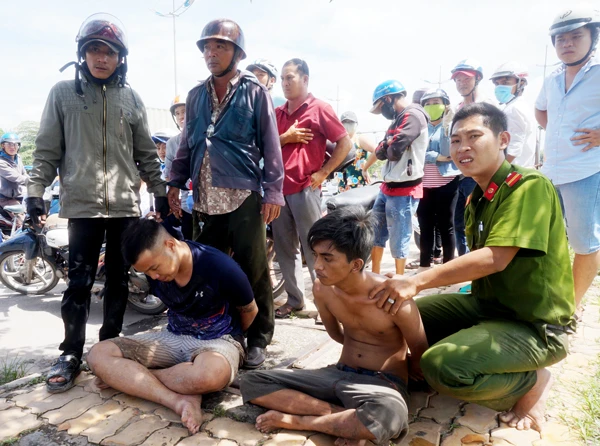 Truy đuổi 14km bắt cướp chạy vào đường cao tốc