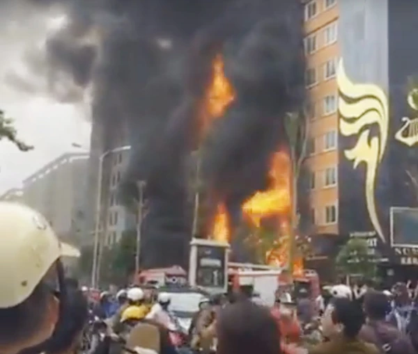 Khẩn trương tìm người mắc kẹt trong vụ cháy lớn quán karaoke ở Hà Nội