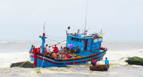 4 ngư dân Quảng Ngãi rơi xuống biển mất tích