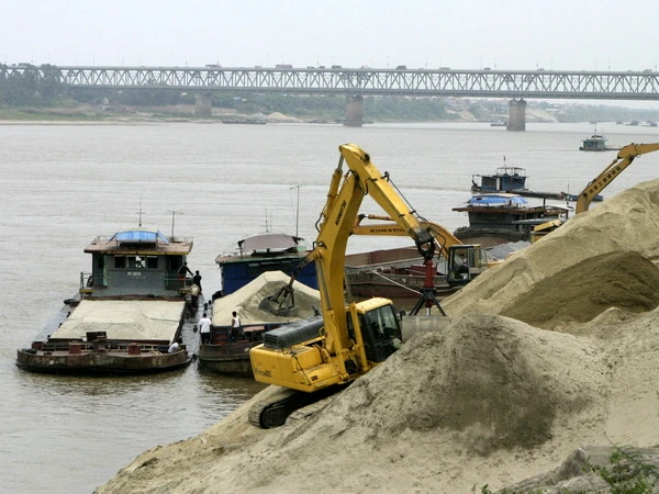 Bắt giữ hàng loạt “cát tặc” trên sông Hồng