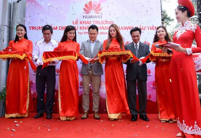 Huawei mở trung tâm bảo hành đầu tiên tại TPHCM