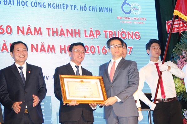 Trường ĐH Công nghiệp TPHCM nhận Huân chương Độc lập Hạng Ba