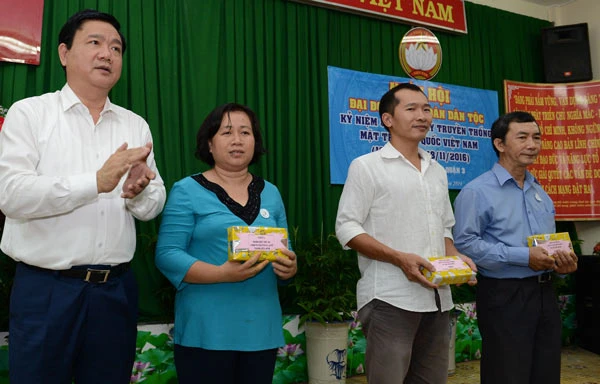 Bí thư Thành uỷ TPHCM Đinh La Thăng dự ngày hội đại đoàn kết toàn dân tộc tại khu dân cư
