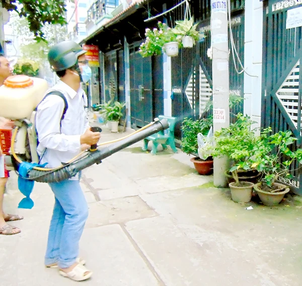 Chống dịch bệnh Zika: Thành phố quyết liệt, quận huyện… kêu khó