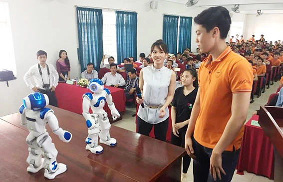 Trường học đầu tiên mua robot phục vụ nghiên cứu, giảng dạy