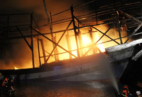 Giải cứu 14 thuyền viên trên tàu cá bị cháy