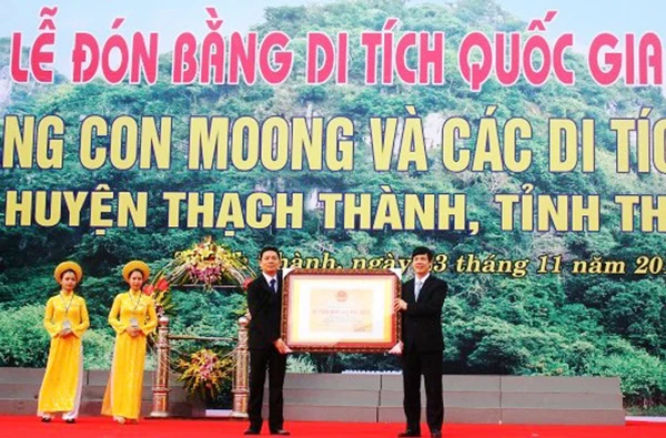 Hang Con Moong đón Bằng Di tích Quốc gia đặc biệt