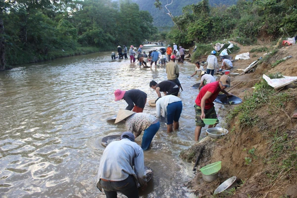 Nghệ An: Người dân lại đổ xô đi “mót” quặng