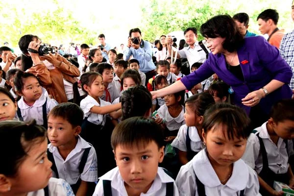 Phó chủ tịch nước Đặng Thị Ngọc Thịnh trao tặng gần 130.000 ly sữa cho trẻ em tại Vĩnh Long